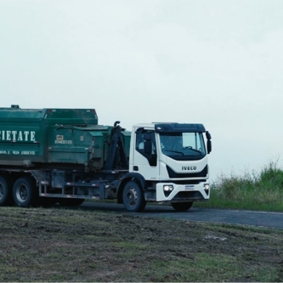 Caminhão Truck, equipado com Caixa Compactadora Estacionária de 17 m³.