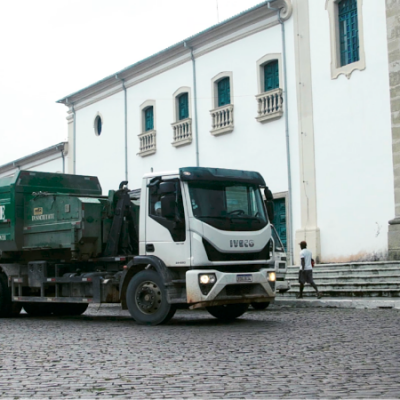 Caminhão Truck, equipado com Caixa Compactadora Estacionária de 17 m³.